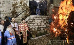 Ispred Stare pravoslavne crkve u Sarajevu vjernici zapalili badnjak 